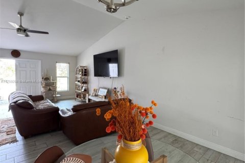 Villa ou maison à vendre à Cape Coral, Floride: 4 chambres № 1698395 - photo 5