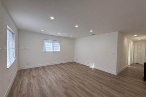House in Fort Lauderdale, Florida 3 bedrooms, 109.25 sq.m. № 1811707 - photo 15