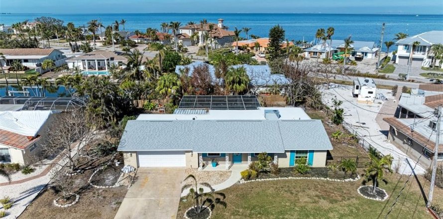 House in Holmes Beach, Florida 2 bedrooms, 139.91 sq.m. № 1716619