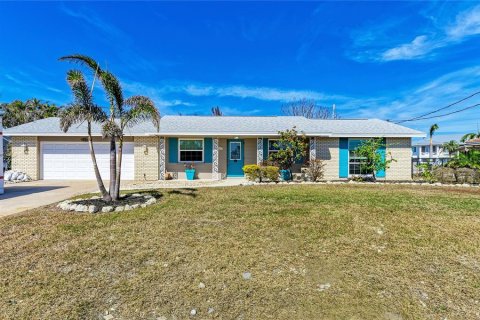 House in Holmes Beach, Florida 2 bedrooms, 139.91 sq.m. № 1716619 - photo 7