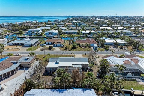 House in Holmes Beach, Florida 2 bedrooms, 139.91 sq.m. № 1716619 - photo 5