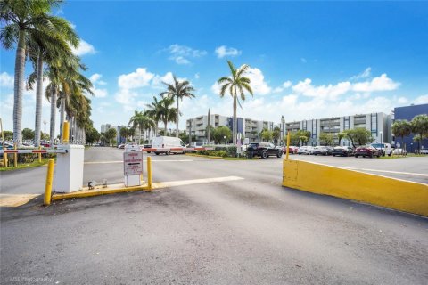 Condo in Hialeah Gardens, Florida, 1 bedroom  № 2040854 - photo 4