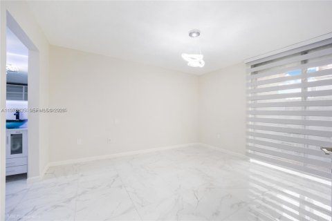 Condo à Hialeah Gardens, Floride, 1 chambre  № 2040854