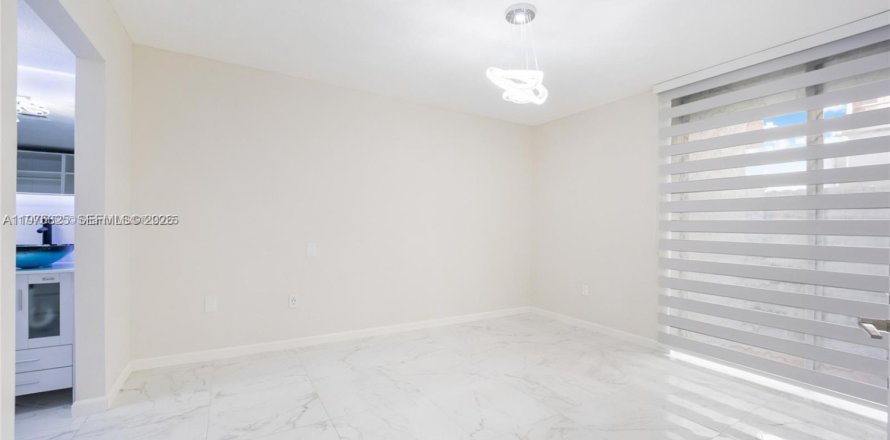 Condo in Hialeah Gardens, Florida, 1 bedroom  № 2040854
