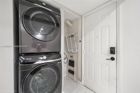 Condo in Hialeah Gardens, Florida, 1 bedroom  № 2040854 - photo 3