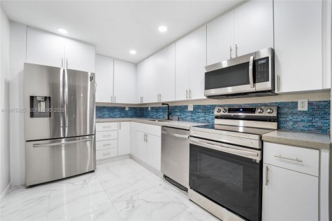 Condo in Hialeah Gardens, Florida, 1 bedroom  № 2040854 - photo 2