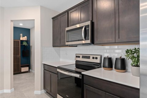 House in Winter Garden, Florida 3 bedrooms, 151.24 sq.m. № 2412645 - photo 11