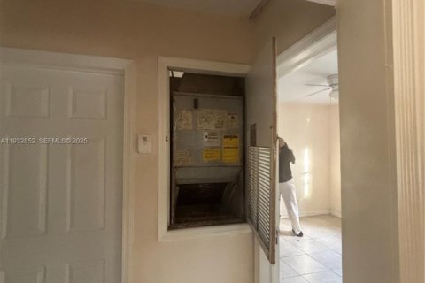 Casa en alquiler en Miami, Florida, 2 dormitorios, 148.27 m2 № 1991100 - foto 12