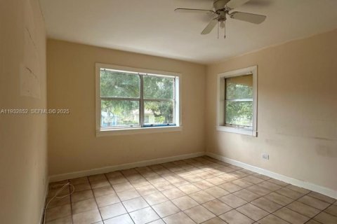 Casa en alquiler en Miami, Florida, 2 dormitorios, 148.27 m2 № 1991100 - foto 2