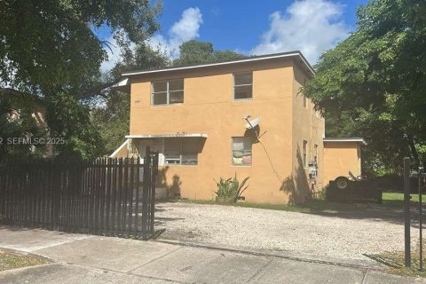 Casa en alquiler en Miami, Florida, 2 dormitorios, 148.27 m2 № 1991100 - foto 1