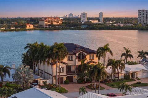 Villa ou maison à Saint Petersburg, Floride 5 chambres, 464.51 m2 № 2422669