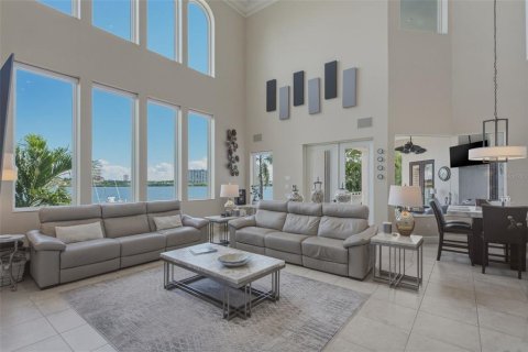 Villa ou maison à vendre à Saint Petersburg, Floride: 5 chambres, 464.51 m2 № 2422669 - photo 4