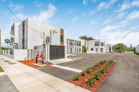 Купить коммерческую недвижимость в Майами, Флорида 1021.92м2, № 2048535 - фото 3