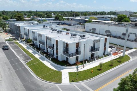 Купить коммерческую недвижимость в Майами, Флорида 1021.92м2, № 2048535 - фото 2