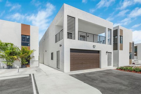 Купить коммерческую недвижимость в Майами, Флорида 1021.92м2, № 2048535 - фото 5