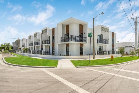 Коммерческая недвижимость в Майами, Флорида 1021.92м2 № 2048535