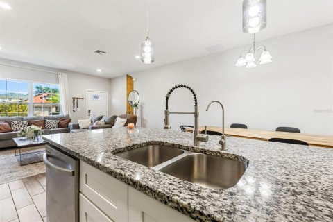 House in Kissimmee, Florida 4 bedrooms, 154.03 sq.m. № 2308136 - photo 3