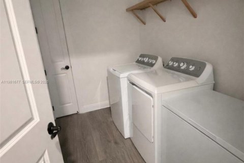 Купить виллу или дом в Локсахатчи-Гроувс, Флорида 3 спальни, 221.57м2, № 2043607 - фото 18