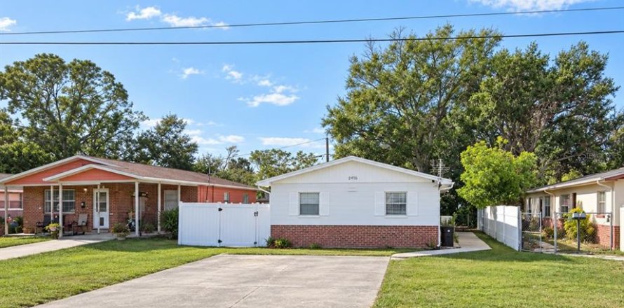 Commercial property in Pinellas Park, Florida 4 bedrooms, 115.38 sq.m. № 2377829