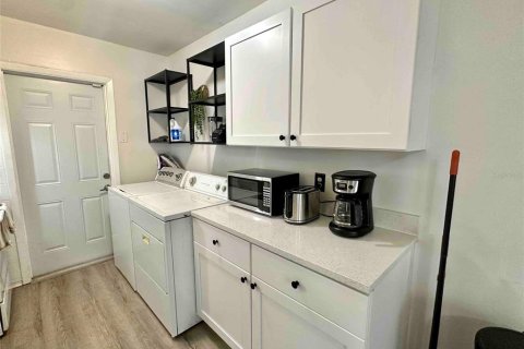 Commercial property in Pinellas Park, Florida 4 bedrooms, 115.38 sq.m. № 2377829 - photo 14