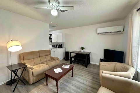 Commercial property in Pinellas Park, Florida 4 bedrooms, 115.38 sq.m. № 2377829 - photo 10