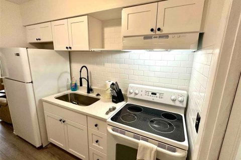 Commercial property in Pinellas Park, Florida 4 bedrooms, 115.38 sq.m. № 2377829 - photo 16
