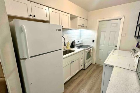 Commercial property in Pinellas Park, Florida 4 bedrooms, 115.38 sq.m. № 2377829 - photo 13