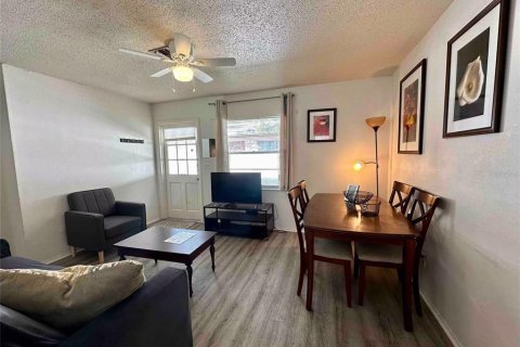 Commercial property in Pinellas Park, Florida 4 bedrooms, 115.38 sq.m. № 2377829 - photo 3