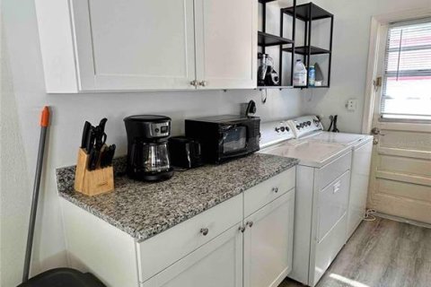 Commercial property in Pinellas Park, Florida 4 bedrooms, 115.38 sq.m. № 2377829 - photo 5