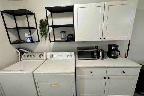 Commercial property in Pinellas Park, Florida 4 bedrooms, 115.38 sq.m. № 2377829 - photo 15