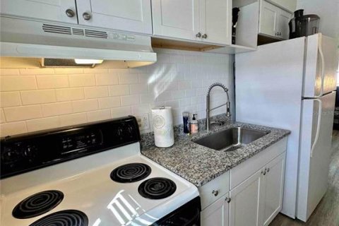 Commercial property in Pinellas Park, Florida 4 bedrooms, 115.38 sq.m. № 2377829 - photo 7
