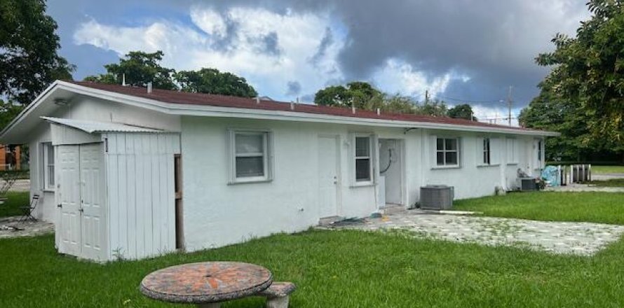 Commercial property in Dania Beach, Florida 179.77 sq.m. № 2179587