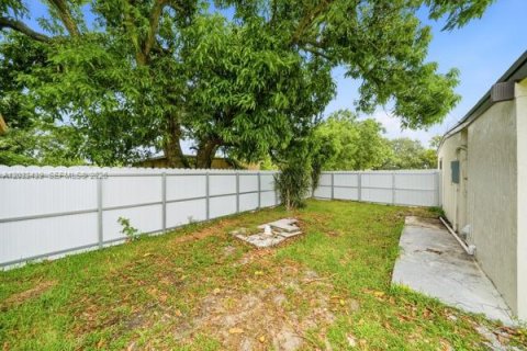 House in Miami Gardens, Florida 3 bedrooms, 80.27 sq.m. № 2242433 - photo 19