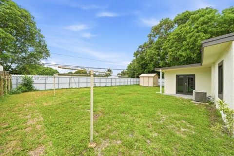 House in Miami Gardens, Florida 3 bedrooms, 80.27 sq.m. № 2242433 - photo 16