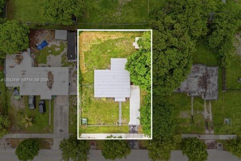 House in Miami Gardens, Florida 3 bedrooms, 80.27 sq.m. № 2242433 - photo 3