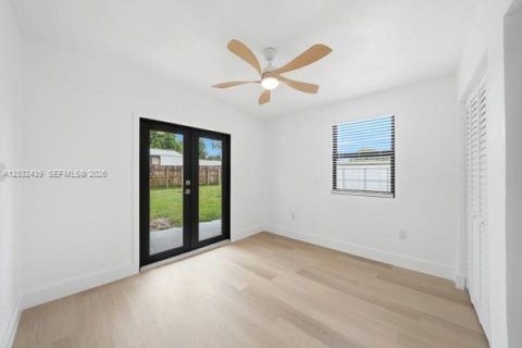 House in Miami Gardens, Florida 3 bedrooms, 80.27 sq.m. № 2242433 - photo 13
