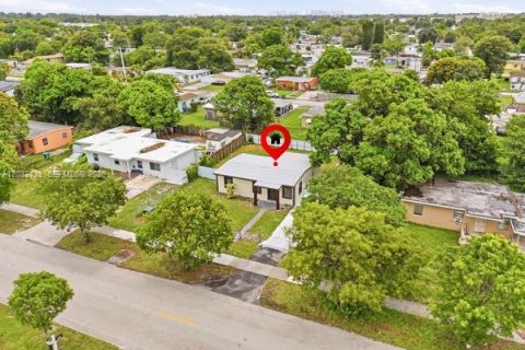 House in Miami Gardens, Florida 3 bedrooms, 80.27 sq.m. № 2242433 - photo 2