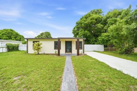 House in Miami Gardens, Florida 3 bedrooms, 80.27 sq.m. № 2242433 - photo 20