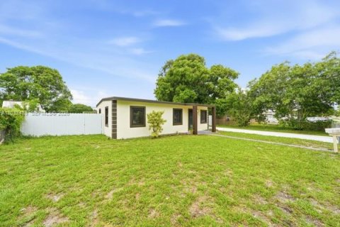 House in Miami Gardens, Florida 3 bedrooms, 80.27 sq.m. № 2242433 - photo 5
