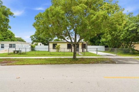 House in Miami Gardens, Florida 3 bedrooms, 80.27 sq.m. № 2242433 - photo 4