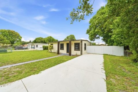 House in Miami Gardens, Florida 3 bedrooms, 80.27 sq.m. № 2242433