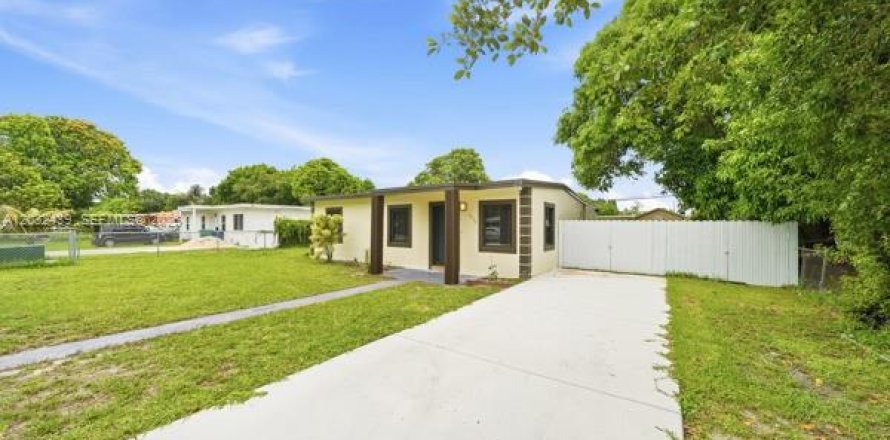 House in Miami Gardens, Florida 3 bedrooms, 80.27 sq.m. № 2242433
