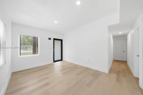 House in Miami Gardens, Florida 3 bedrooms, 80.27 sq.m. № 2242433 - photo 8