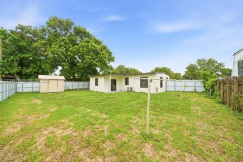 House in Miami Gardens, Florida 3 bedrooms, 80.27 sq.m. № 2242433 - photo 17