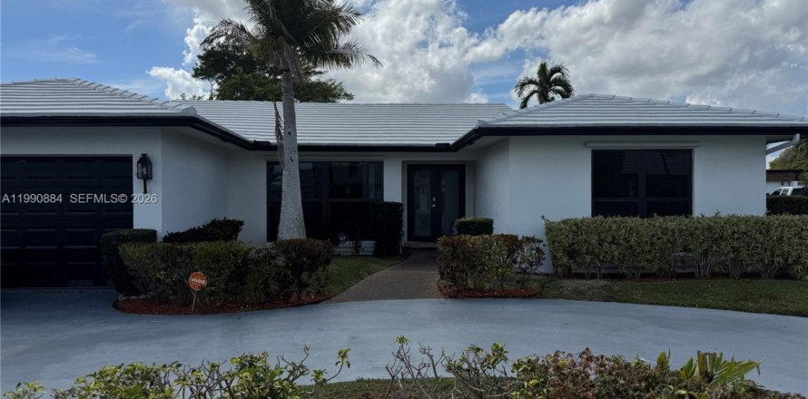 House in Tamarac, Florida 3 bedrooms, 192.59 sq.m. № 2052176