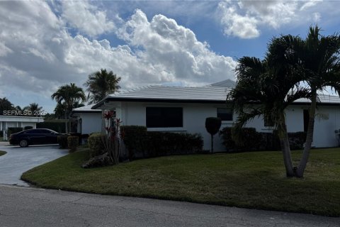 House in Tamarac, Florida 3 bedrooms, 192.59 sq.m. № 2052176 - photo 3
