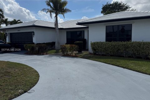 House in Tamarac, Florida 3 bedrooms, 192.59 sq.m. № 2052176 - photo 2