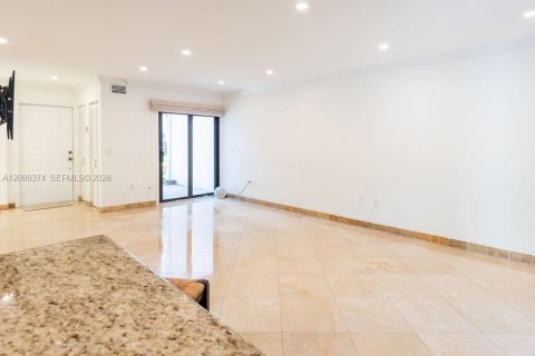 Touwnhouse à vendre à Miami, Floride: 3 chambres, 142.6 m2 № 2395274 - photo 8