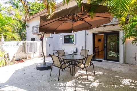 Touwnhouse à vendre à Miami, Floride: 3 chambres, 142.6 m2 № 2395274 - photo 15