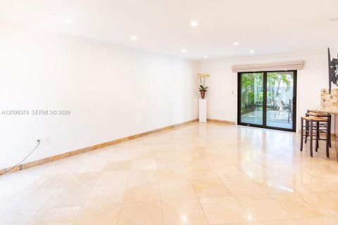 Touwnhouse à vendre à Miami, Floride: 3 chambres, 142.6 m2 № 2395274 - photo 3